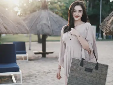 Di momen liburannya tersebut, Ranty Maria tampak santai berada di sebuah resort dekat pantai Nusa Dua, Bali. Pesinetron berdarah Korea Selatan itu tampil memukau dengan dress mini berwarna beige. Rambutnya yang dibiarkan terurai semakin menambah pesonanya sebagai wanita dewasa. (Liputan6.com/IG/@rantymaria)