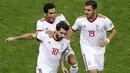 Para pemain Iran merayakan gol Karim Ansarifard (bawah) ke gawang Portugal pada laga grup B Piala Dunia 2018 di Mordovia Arena, Saransk, Rusia, (25/6/2018). Portugal dan Iran bermain imbang 1-1. (AP/Darko Bandic)