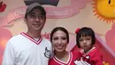 Sehari sebelum dirayakannya ulang tahun Aqila, tentunya Ayu Dewi merayakan pesta kecil di yayasan bersama anak-anak panti. (Andy Masela/Bintang.com)