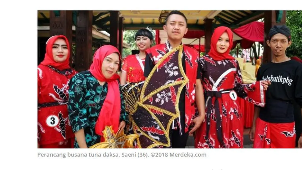 Perancang busana disabilitas tuna daksa bernama Saeni