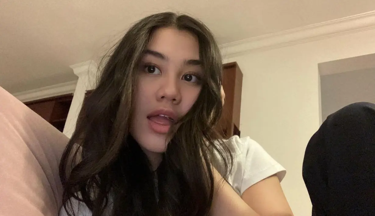Penampilan rambut hitam berantakan tak menghalangi pesona menawan Aaliyah Massaid [@aaliyah.massaid]