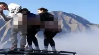 Akasi tidak pantas yang dilakukan tiga turis asaing di kawasan Gunung Bromo (Istimewa)