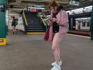 Seorang wanita berdiri di platform West 4, jalur kereta bawah tanah F selama No Pants Subway Ride ke-18 di New York City (13/1). No Pants Subway Ride ajang tahunan yang sudah menyebar ke berbagai kota besar di dunia. (AFP Photo/David 'Dee' Delgado)