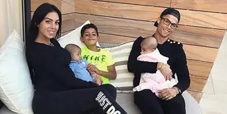 Sepasang kekasih Cristiano Ronaldo dan Georgina Rodriguez baru saja dikaruniai bayi perempuan pada bulan November lalu. Model asal Spanyol ini baru saja melahirkan anak pertamanya. (Instagram/cristiano)