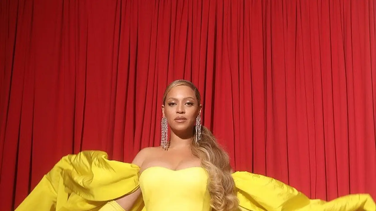Beyonce Tampil Serba Kuning bak Bola Tenis di Oscar 2022, Perhiasan 400 Karat Curi Atensi