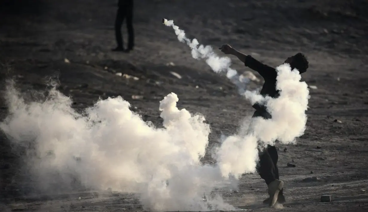 Sebuah aksi protes terhadap terjadi Bahrain di pinggiran ibukota Manama pada hari Senin (3/3/14) Dikabarkan bahwa 3 polisi tewas terkena bom dalam bentrok tersebut (AFP PHOTO/Mohammed Al-Shaik).