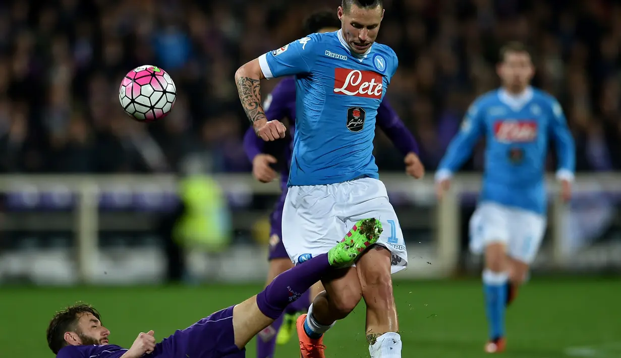 Pemain Napoli, Marek Hamsik (kanan), berebut bola dengan pemain Fiorentina, Gonzalo Rodriguez, dalam laga Serie A Italia di Stadion Artemio Franchi, Firenze, Selasa (1/3/2016) dini hari WIB. (AFP/Alberto Pizzoli)