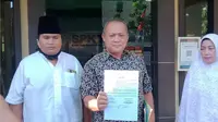 Achmad Mustajib mewakili Komite Anti Penista Agama melaporkan SDS dan JL atas dugaan penistaan agama yang berpotensi memecah belah kerukunan umat beragama ke Polda Jatim. (Dian Kurniawan/Liputan6.com)