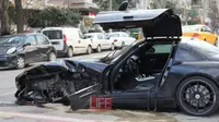 Ngebut Pakai Mercy, Komedian Ini Malah Seruduk Pekarangan Rumah