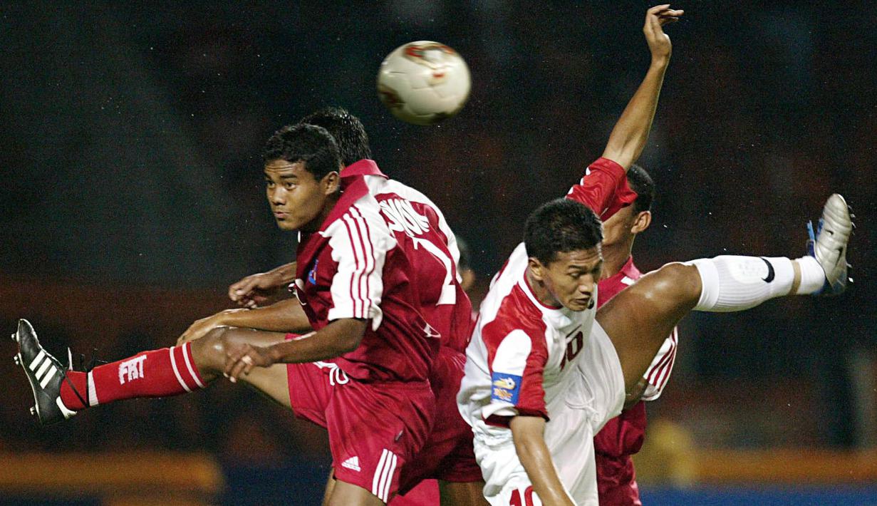 Namun, tidak hanya Bepe yang mencetak quatrick, Zaenal Arif yang saat itu membela Persita Tangerang juga mencetak empat gol. (AFP/Stanley Chou)