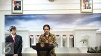 Menteri Bappenas Sofyan Djalil (kanan) memberikan keterangan usai pertemuan dengan Presiden Joko Widodo di Istana Merdeka, Jakarta, Jumat (12/2). Dalam pertemuan tersebut ADB menyampaikan dukungan pembiayaan untuk Indonesia. (Liputan6.com/Faizal Fanani)