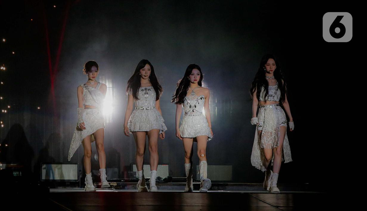 Grup band asal Korea Selatan yang beranggotakan Karina, Giselle, Winter, dan NingNing menggelar konser bertajuk ‘SYNK : HYPER LINE’. (Liputan6.com/Faizal Fanani)