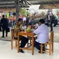 Presiden Jokowi makan bakso bersama Menteri Pertahanan sekaligus capres nomor urut 2 Prabowo Subianto di Pasar Desa Bandongan, Magelang, Jawa Tengah, Senin (29/1/2024). (Merdeka.com/Muhammad Genantan Saputra)