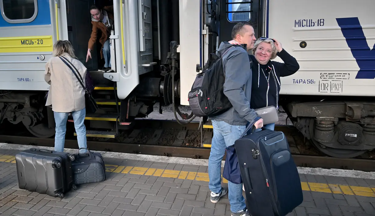 <p>Seorang wanita, salah satu dari ribuan perempuan dan anak-anak yang melarikan diri dari Ukraina setelah Rusia menginvasi, bereaksi ketika dia disambut oleh sang suami setibanya dari Polandia, di stasiun kereta api Kiev pada 12 Mei 2022. Untuk pertama kalinya sejak awal perang, penghitungan resmi di perbatasan pada 10 Mei menunjukkan 29.000 orang melintasi perbatasan untuk pergi, sedangkan 34.000 orang lainnya melintasi perbatasan untuk kembali ke Ukraina. (Sergei SUPINSKY / AFP)</p>