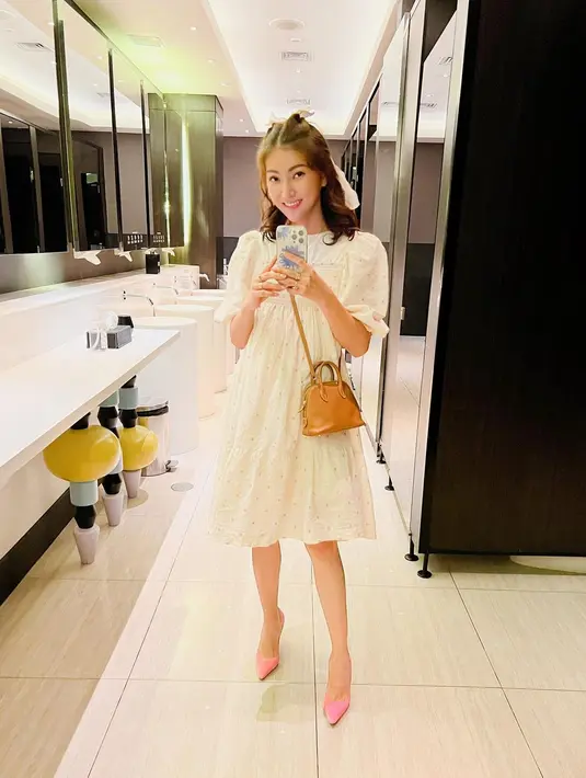 Well, kamu suka gaya fashion Sarwendah yang mana nih, Sahabat Fimela? @sarwendah29.