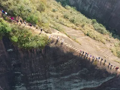 Foto dari udara menunjukkan wisawatan tengah mendaki bukit di taman olahraga luar ruangan di wilayah Cili, Kota Zhangjiajie, Provinsi Hunan, China tengah (14/11/2020). Olahraga luar ruangan pada awal musim dingin menarik banyak pengunjung ke wilayah tersebut. (Xinhua/Wu Yongbing)