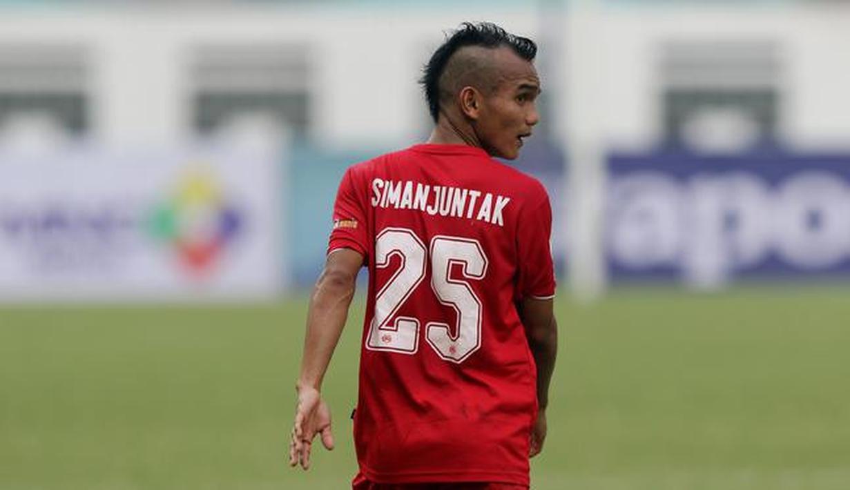 1. Riko Simanjuntak (Persija Jakarta) - Riko adalah salah satu gelandang yang lincah di lapangan. Kecepatannya membuat para bek lawan kerepotan.