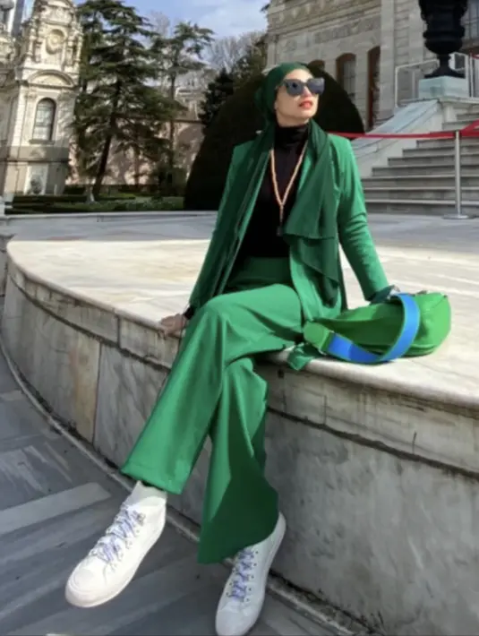 Usia bukan menjadi halangan untuk tetap stylish, seperti Annisa di usia 45 tahun ia tampil dengan pakaian didominiasi warna hijau. Mulai dari outer, pallazo pants, pashima, hingga tasnya. @hapsarianissa29