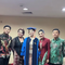 Model Batik Sarimbit Ashanty dan Anang di Wisuda Sarah Menzel (instagram/ashanty_ash)