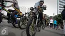 Sejumlah polwan dari Sabhara Polda Metro Jaya bersepeda melakukan patroli pada Hari Bebas Kendaraan Bermotor (HBKB) di Kawasan Bundaran HI Jakarta, Minggu (15/1). (Liputan6.com/Faizal Fanani)