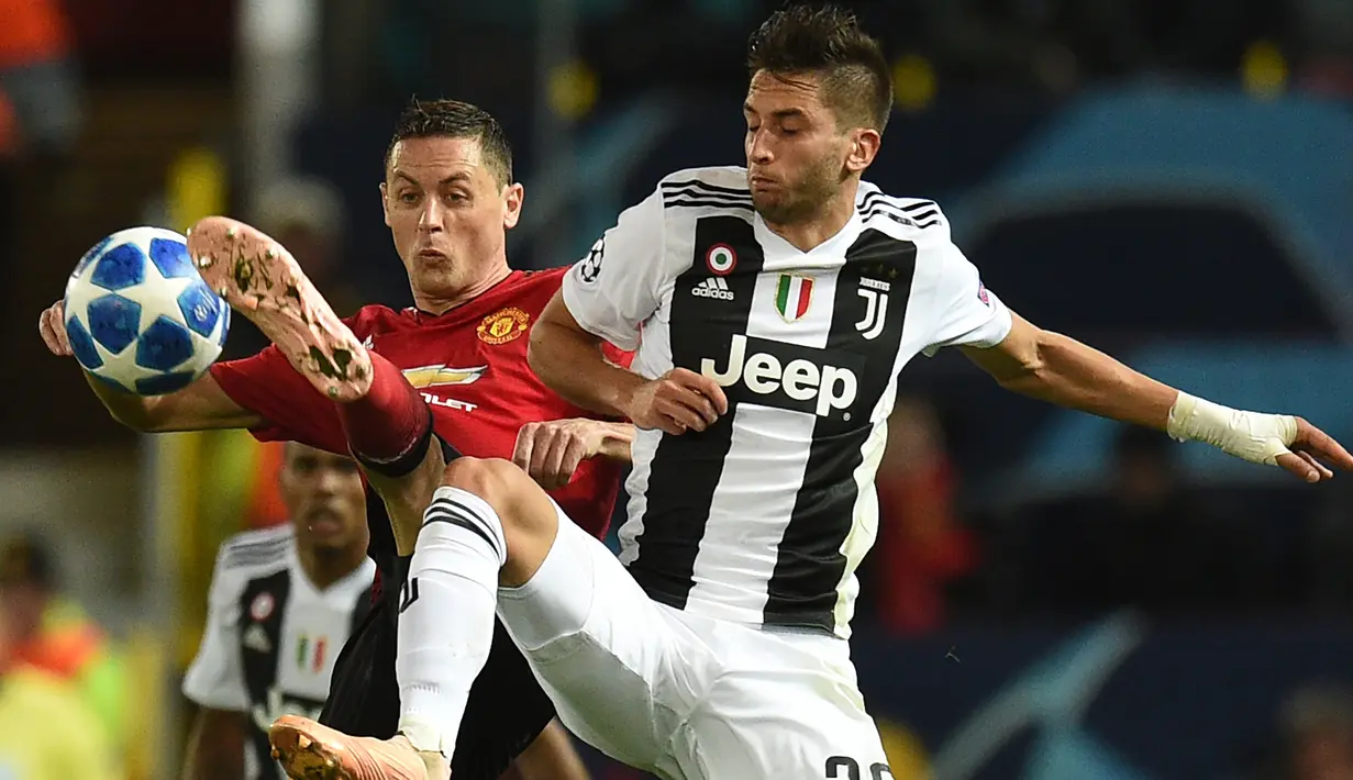 Gelandang Manchester United, Nemanja Matic berebut bola dengan gelandang Juventus, Rodrigo Bentancur saat bertanding pada lanjutan grup H Liga Champions di Old Trafford, Inggris (23/10). Juventus menang tipis 1-0 atas MU. (AFP Photo/Oli Scarff)