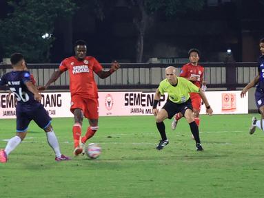 PT LIB dan PSSI menepati janjinya untuk memakai jasa wasit asing untuk kompetisi BRI Liga 1 2024 / 2025. Laga pekan perdana antara Semen Padang vs Borneo FC dipimpin oleh wasit asing asal Yordania Adham Mohammad Tumah. (Bola.com/M iqbal Ichsan)