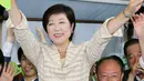 Senyum bahagia Yuriko Koike saat merayakan kemenangannya sebagai Gubernur Tokyo, Jepang, Minggu (31/7). Yuriko terpilih menjadi wanita pertama yang memimpin ibukota Jepang. (AFP PHOTO / Jiji Press)