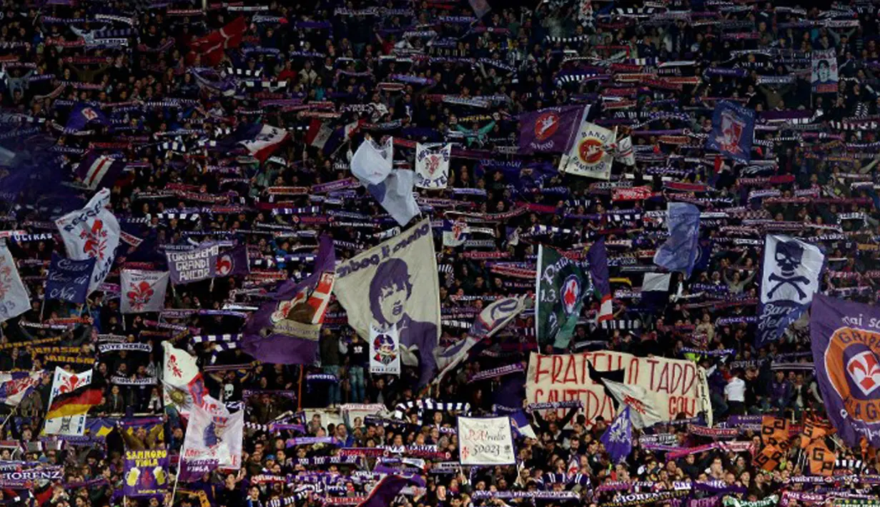 Suporter Fiorentina memberikan dukungan kepada tim kesayangan mereka pada leg kedua 8 besar Liga Europa di Stadion Artemio Franchi, Italia, Jumat (24/4/2015). Fiorentina menang 2-0 atas Dynamo Kiev. (AFP PHOTO/Tiziana Fabi)