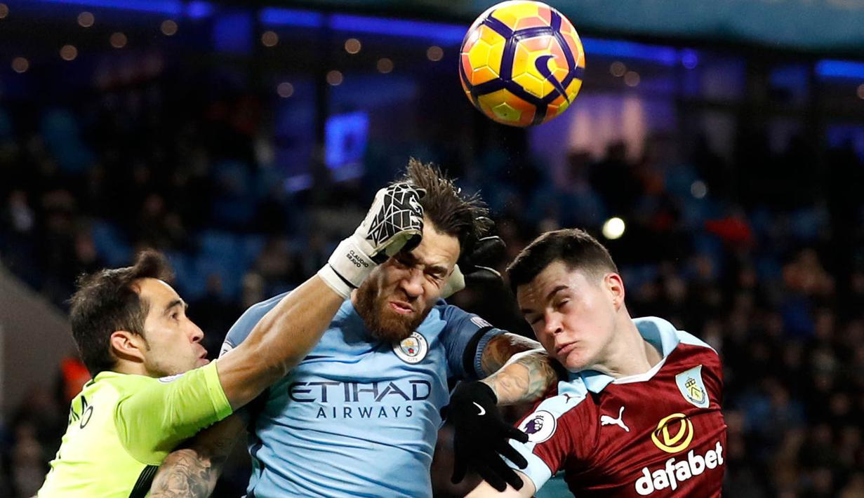 Kiper Manchester City, Claudio Bravo, berusaha membuang bola saat melawan Burnley pada laga Liga Inggris di Stadion Etihad, Inggris, Senin (2/1/2017). City menang 2-1 atas Burnley. (AP/Martin Rickett)