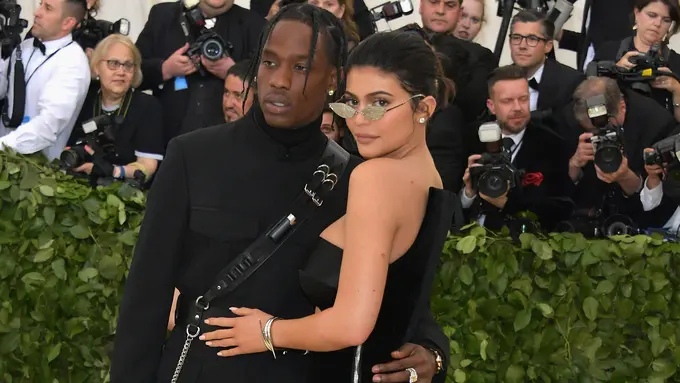 [Bintang] Kylie Jenner - Travis Scott