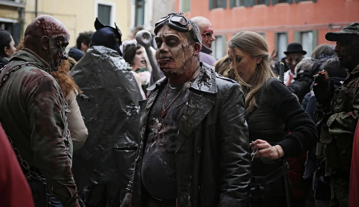 Sejumlah orang berpakaian seperti zombie memadati jalan-jalan kota Venesia menjelang pembukaan Carnival of Venice 2017, Italia (11/2). Karnaval ini diadakan setiap tahunnya, dan menjadi daya tarik wisatawan. (AFP/Marco Bertorello)