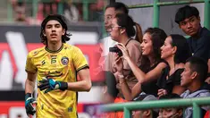 Ibu (kiri) dan kekasih kiper Arema FC, Julian Schwarzer terlihat menonton langsung laga pekan kesembilan BRI Liga 1 2023/2024 antara Persija Jakarta Vs Arema FC di Stadion Patriot Candrabhaga, Bekasi, Minggu (20/08/2023). (Bola.com/Bagaskara Lazuardi)
