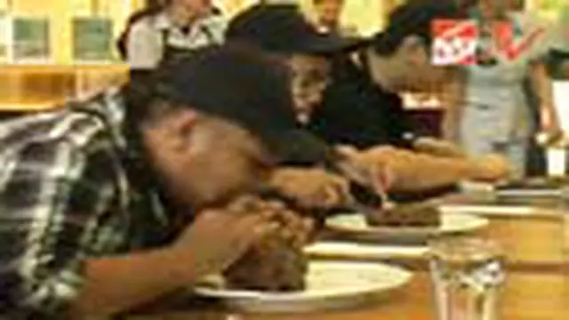 Lomba Makan Daging Steak Satu Kilogram