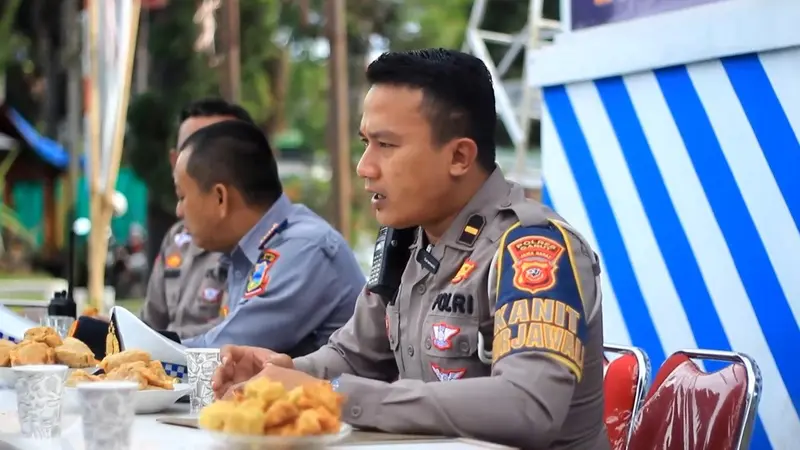 Kanit Turjawali Polres Garut IPTU Darkam, memimpin edukasi dan pemahaman berlalu lintas yang baik bagi para pelanggar lalu lintas dalam operasi Zebra 2022 melalui diplomasi kopdar ala Polres Garut. (Liputan6.com/Jayadi Supriadin)