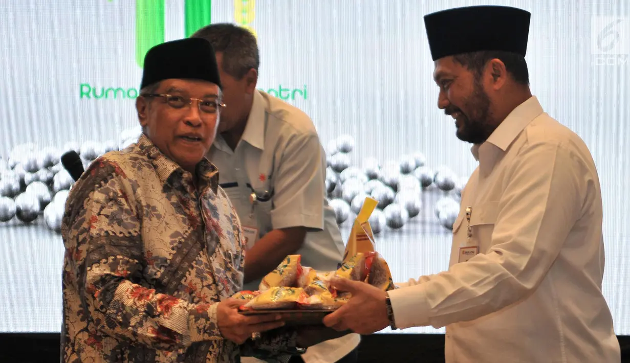 Dirut Bulog Budi Waseso secara simbolis memberikan bahan pokok kepada Ketua Umum PBNU Said Aqil Siroj saat peluncuran Rumah Pangan Santri di Gedung PBNU, Jakarta, Rabu (3/10). (Merdeka.com/Iqbal S. Nugroho)