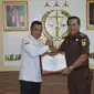 Pj Wali Kota Muflihun memberikan penghargaan kepada Plt Kepala Kejari Pekanbaru terhadap pemulihan keuangan negara Rp5,2 miliar dari pengelolaan sampah. (Liputan6.com/M Syukur)