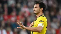 Bek Borussia Dortmund, Mats Hummels saat menghadapi Union Berlin pada laga Liga Jerman 2022/2023 di Berlin (16/10/2022). Mats Hummels sejatinya adalah lulusan akademi Bayern Munchen yang dipromosikan ke tim utama pada tengah musim 2006/2007 dan akhirnya dipinjamkan ke Borussia Dortmund pada paruh kedua 2007/2008 hingga akhirnya dipermanenkan pada awal musim 2009/2010. Pada 2016/2017 ia kembali hijrah ke Bayern Munchen dan bertahan hingga 2018/2019. Borussia Dortmund kembali mendatangkannya pada 2019/2020 dan bertahan hingga kini. (AFP/Tobias Schwarz)