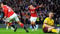 Bek Manchester United Fabio Da Silva (kiri) merayakan gol pembuka kemenangan 2-0 atas Arsenal di babak perempat final Piala FA pada 12 Maret 2011 di Old Trafford. AFP PHOTO/ANDREW YATES
