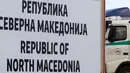 Sebuah papan dengan nama negara baru, Republik Makedonia Utara terlihat di perbatasan antara negara itu dengan Yunani, dekat Gevgelija, Rabu (13/2). Kini sah sudah Republik Makedonia menyandang nama baru yaitu Republik Makedonia Utara (AP/Boris Grdanoski)