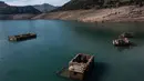 Foto ini menunjukkan sisa-sisa rumah yang muncul kembali ketika permukaan danau buatan Mornos menurun akibat kekeringan, di desa Kallio, sekitar 240 km barat laut Athena, Yunani pada 3 November 2025. (Angelos TZORTZINIS/AFP)