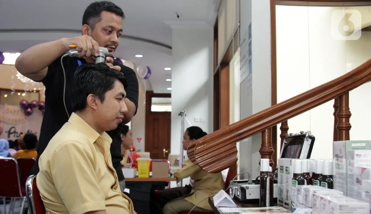 Petugas sedang memeriksa kulit kepala pasien di Jakarta, Kamis (12/12/2019). Pemeriksaan tersebut untuk mengetahui inspeksi dan palpasi pada kulit kepala. (Liputan6.com/HO/Deni)