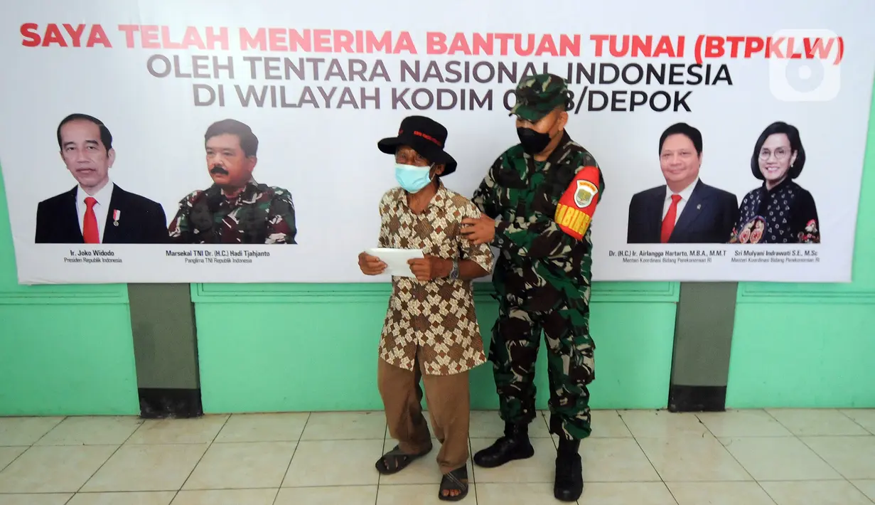 Warga usai menerima distribusi Bantuan Tunai untuk Pedagang Kaki Lima dan Warung (BTPKLW) di Markas Kodim 0508/Depok, Jawa Barat, Rabu (20/10/2021). Bantuan diberikan dengan syarat di antaranya dokumen dari masing-masing Babinsa dan sudah divaksin. (merdeka.com/Arie Basuki)