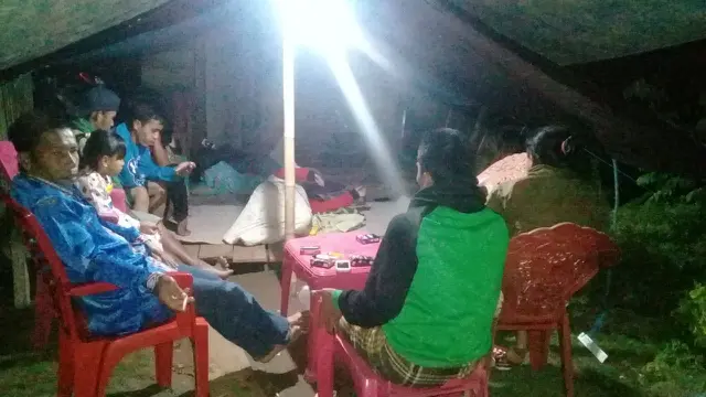 Warga kembali ke tenda pengungsian di Dusun Rattepadada, Mamuju