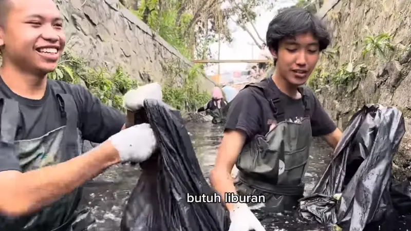 Pandawara Tantang 3 Sukarelawan Bersihkan Selokan Penuh Sampah dan Berair Hitam, Hadiahnya Tiket ke Dufan