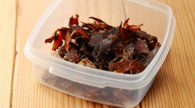 041295900_1626775120-plastic-container-filled-with-biltong-snacks-wooden-surface