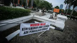 Sebuah spanduk permohonan maaf dari pihak pengelola terkait renovasi Galeri Nasional, Jakarta, Rabu (12/11/2014). (Liputan6.com/Faizal Fanani) 