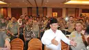 Usai menyalami petinggi FKPPI, Prabowo bermaksud duduk di kursi yang   ada di belakangnya sementara bangku di samping kirinya tampak masih   kosong (Liputan6.com/Johan Tallo)