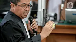 Jaksa menunjukkan barang bukti senjata HS dalam sidang lanjutan kasus pembunuhan Brigadir Yosua Hutabarat aau Brigadir J dengan terdakwa Ferdy Sambo dan Putri Chandrawathi di PN Jakarta Selatan, Jakarta, Selasa (22/11/2022). Jaksa Penuntut Umum (JPU) menghadirkan beberapa senjata api yang dijadikan alat bukti dalam kasus pembunuhan Brigadir J. (Liputan6.com/Faizal Fanani)