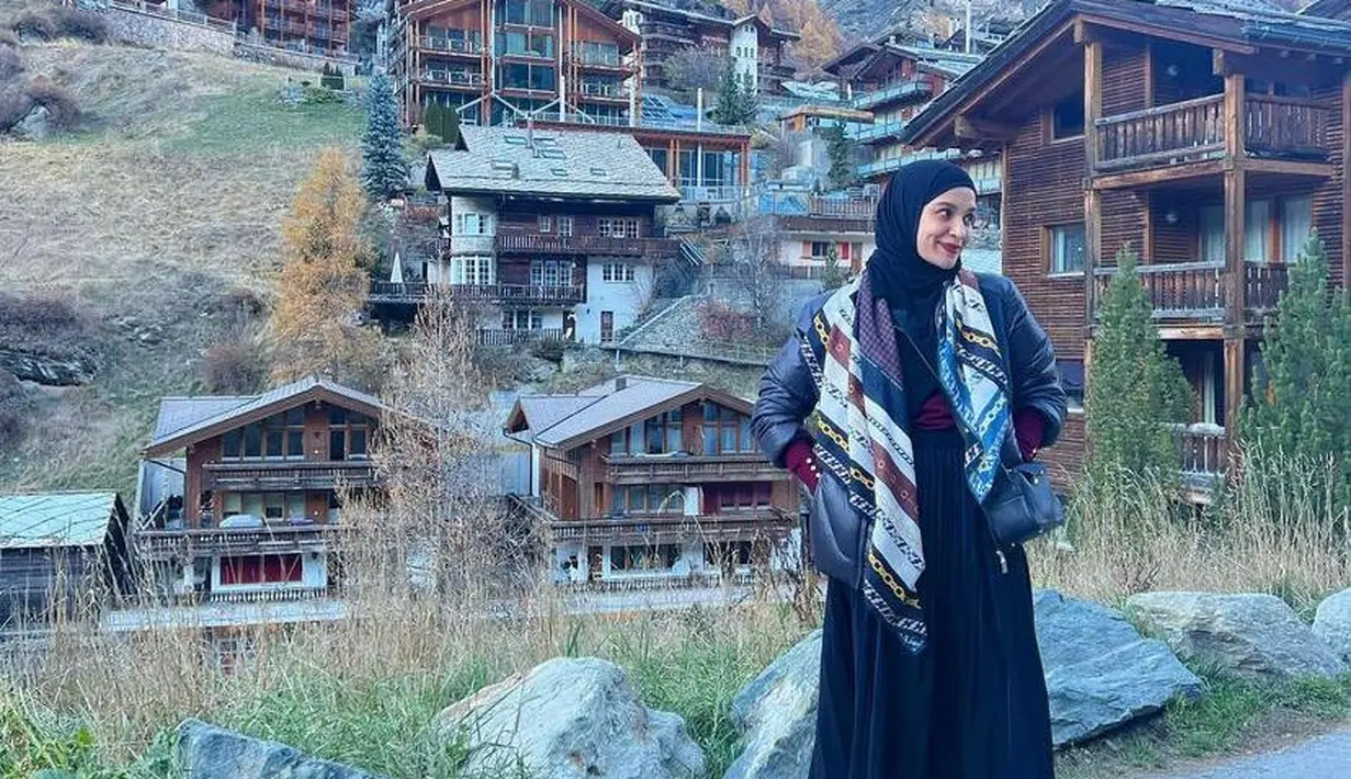 Agar lebih feminin dan chic, tambahkan rok dan scarf pada padanan jaket suami. Seperti OOTD Shireen Sungkar yang satu ini. @shireensungkar.