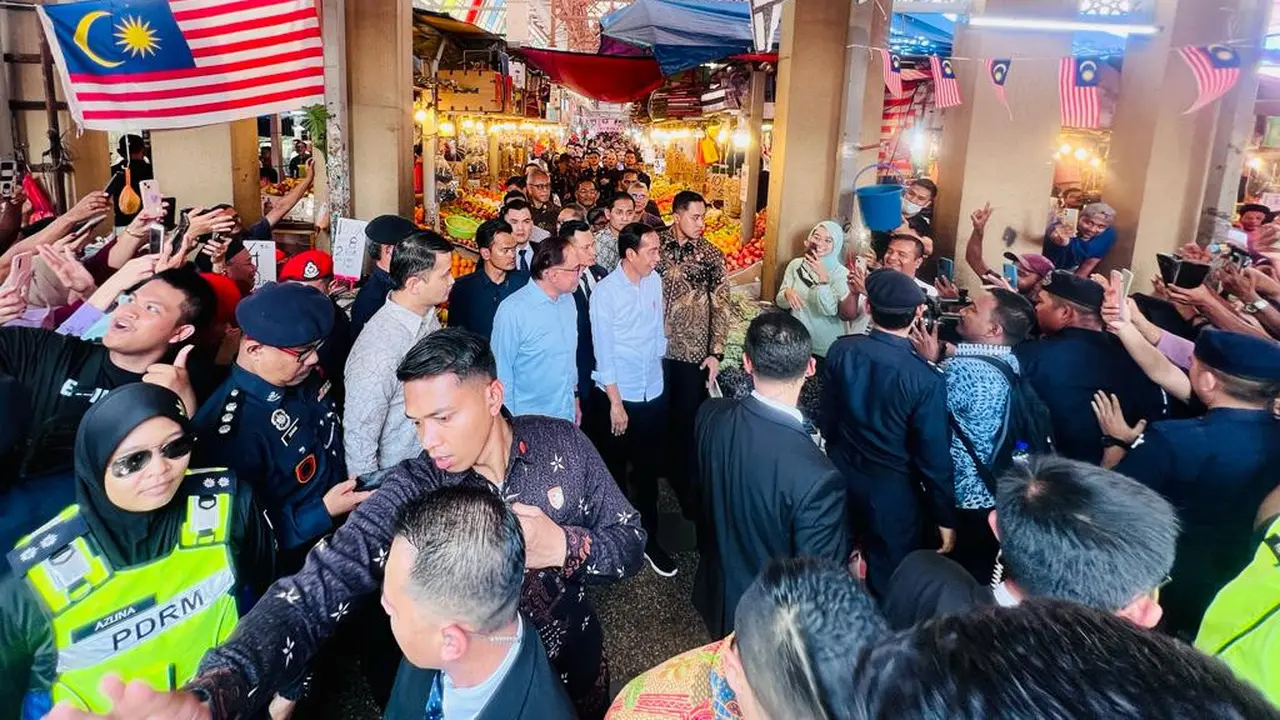 Presiden Joko Widodo atau Jokowi bersama Perdana Menteri (PM) Malaysia Anwar Ibrahim menyapa pedagang dan penjual di Pasar Chow Kit, Kuala Lumpur, Malaysia, Kamis (8/6/2023).